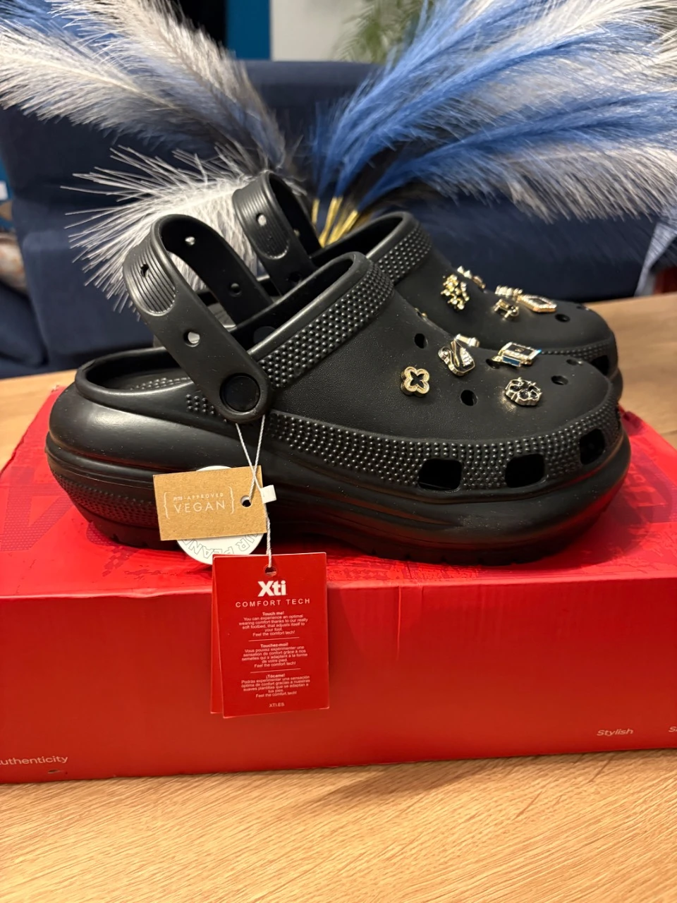 Zapatos XTI negros estilo Crocs con dijes – Talla 41 – Nuevos con etiqueta – photo 3